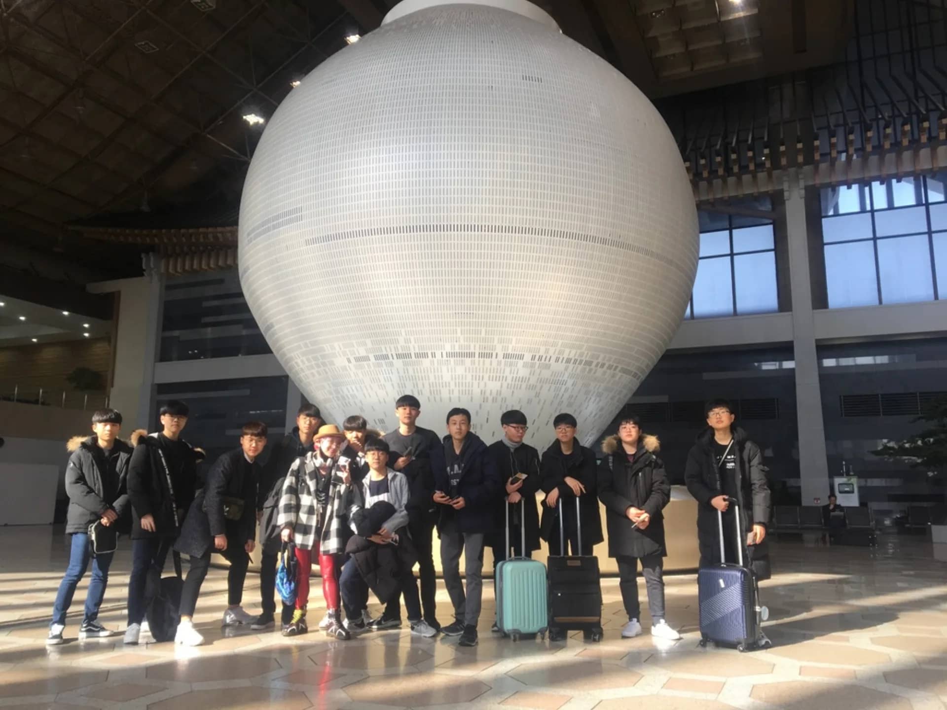 캐리어를 끌고 체험학습을 떠나는 학생들