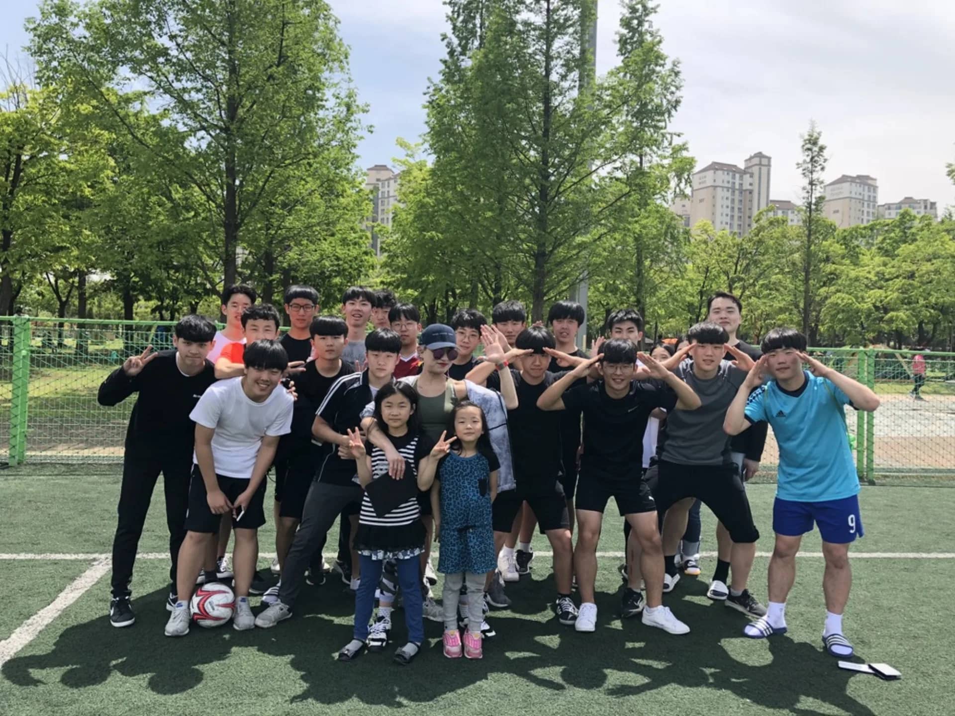 풋살 행사에서 학생과 가족이 함께한 모습