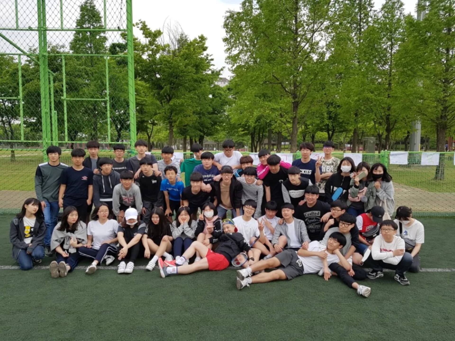 풋살장에서 학생들이 한자리에 모인 단체 사진